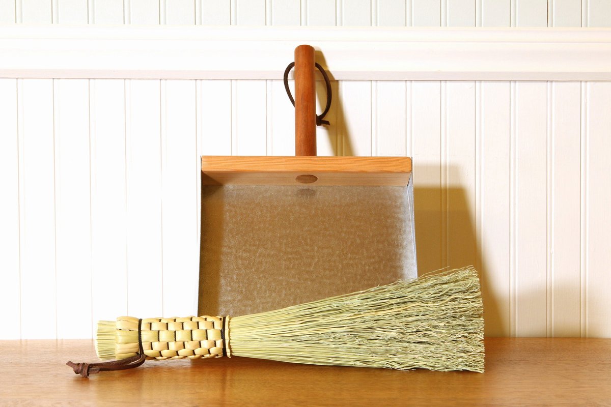 Round Whisk and Dustpan Cleanup Kit - Old Fashioned Broom and Dustpan