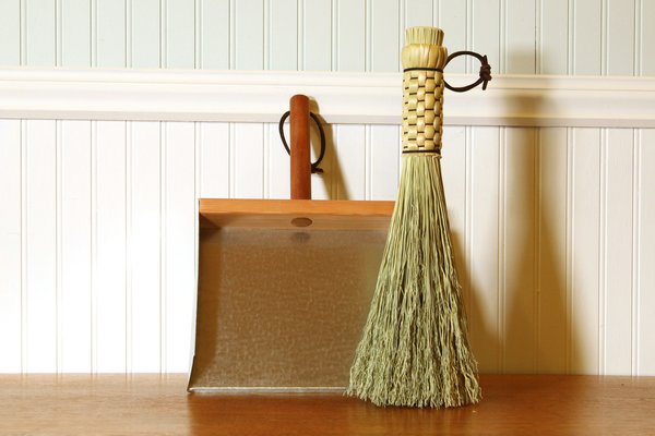 Round Whisk and Dustpan Cleanup Kit - Old Fashioned Broom and Dustpan